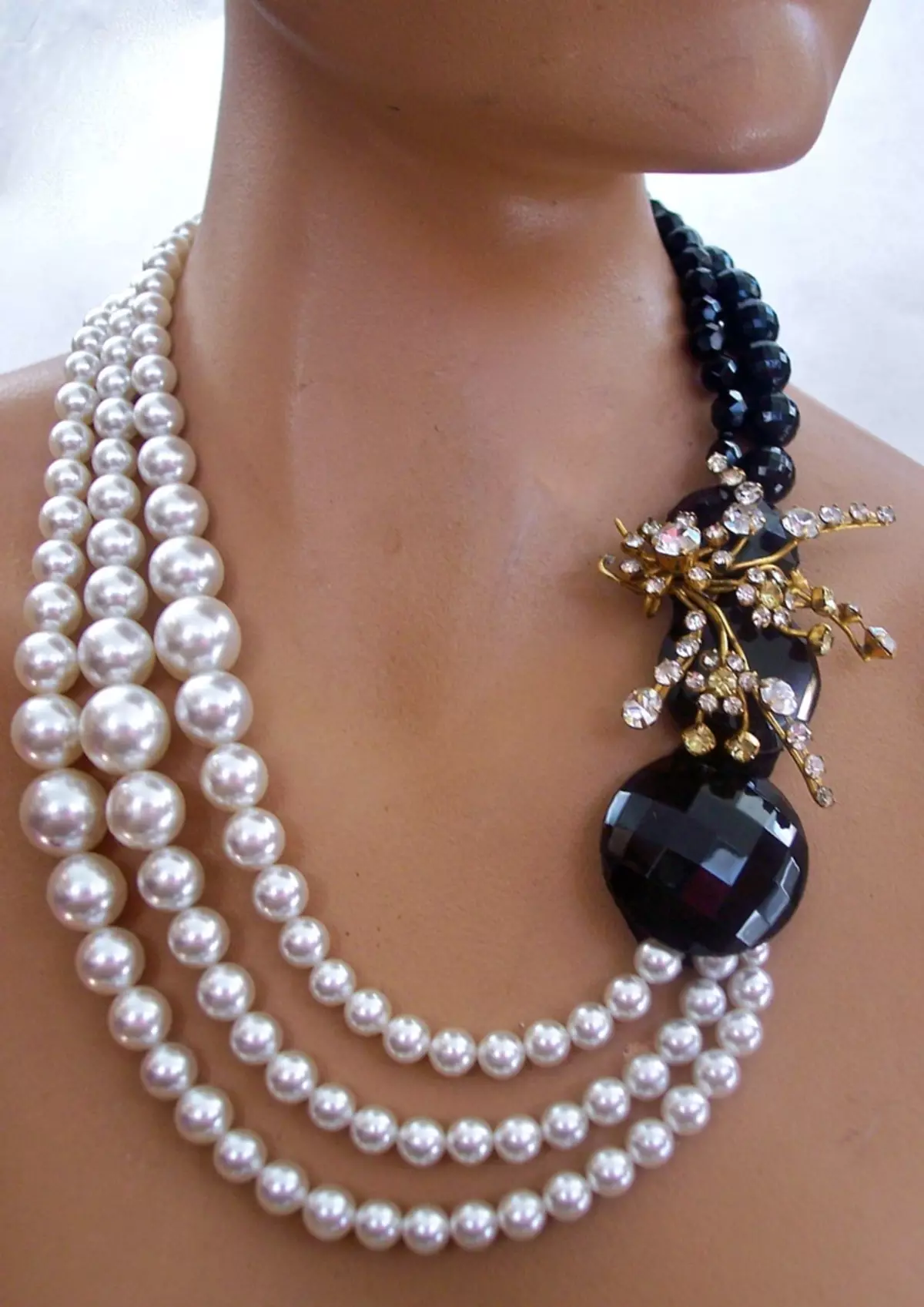 Black Pearls (27 foto): SIARGA DAN SIFAT TERAPEUTIK BATU. Berapa biayanya dan siapa yang cocok? Di mana penambangan mutiara gelap? 3200_18