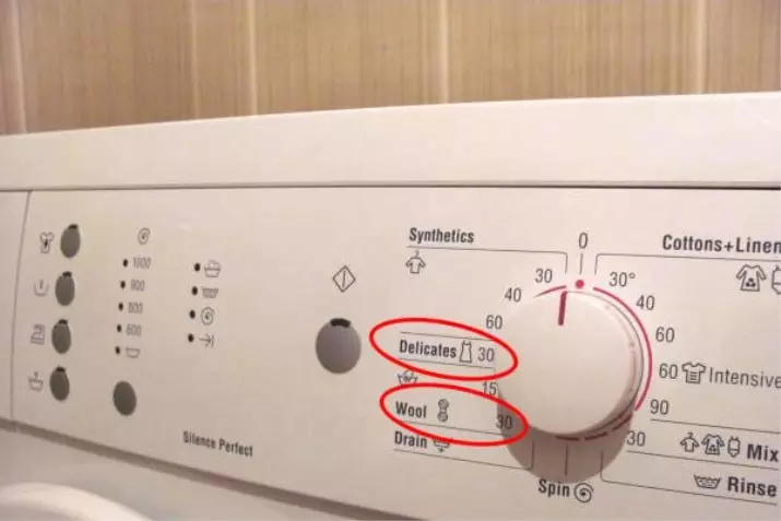 वॉशिंग मशीन मशीनमध्ये जाकीट कसा धुवा? 2 9 चित्रे: हिवाळा पार्क मिटविण्यासाठी कोणत्या पद्धतीने, घरी धुण्याशिवाय कॉलर साफ कसे करावे 320_14