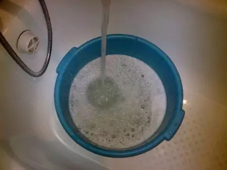 Ինչպես լվանալ բաճկոնը լվացքի մեքենայի մեքենայի մեջ: 29 նկար. Ինչ ռեժիմում ջնջել ձմեռային պարկը, ինչպես մաքրել օձը `առանց տանը լվանալու 320_22