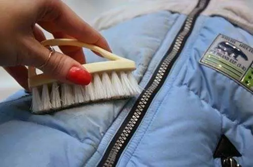 Hogyan kell mosni a kabátot egy mosógép gépén? 29 Képek: Milyen módban törölheti a téli parkot, hogyan kell tisztítani a gallérot otthon mosás nélkül 320_9