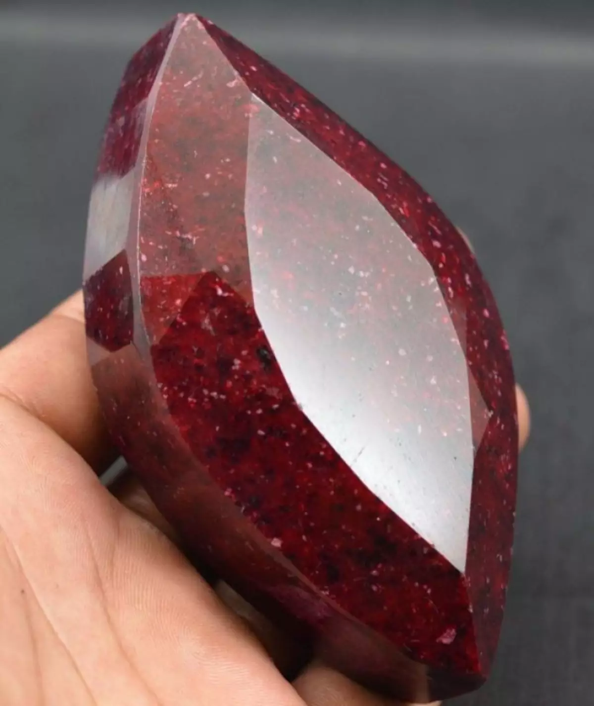 Corundum (41 photos): What is it? Properties of gemstone. Application in the manufacture of jewelry. How to distinguish natural corundum from synthetic? 3214_10