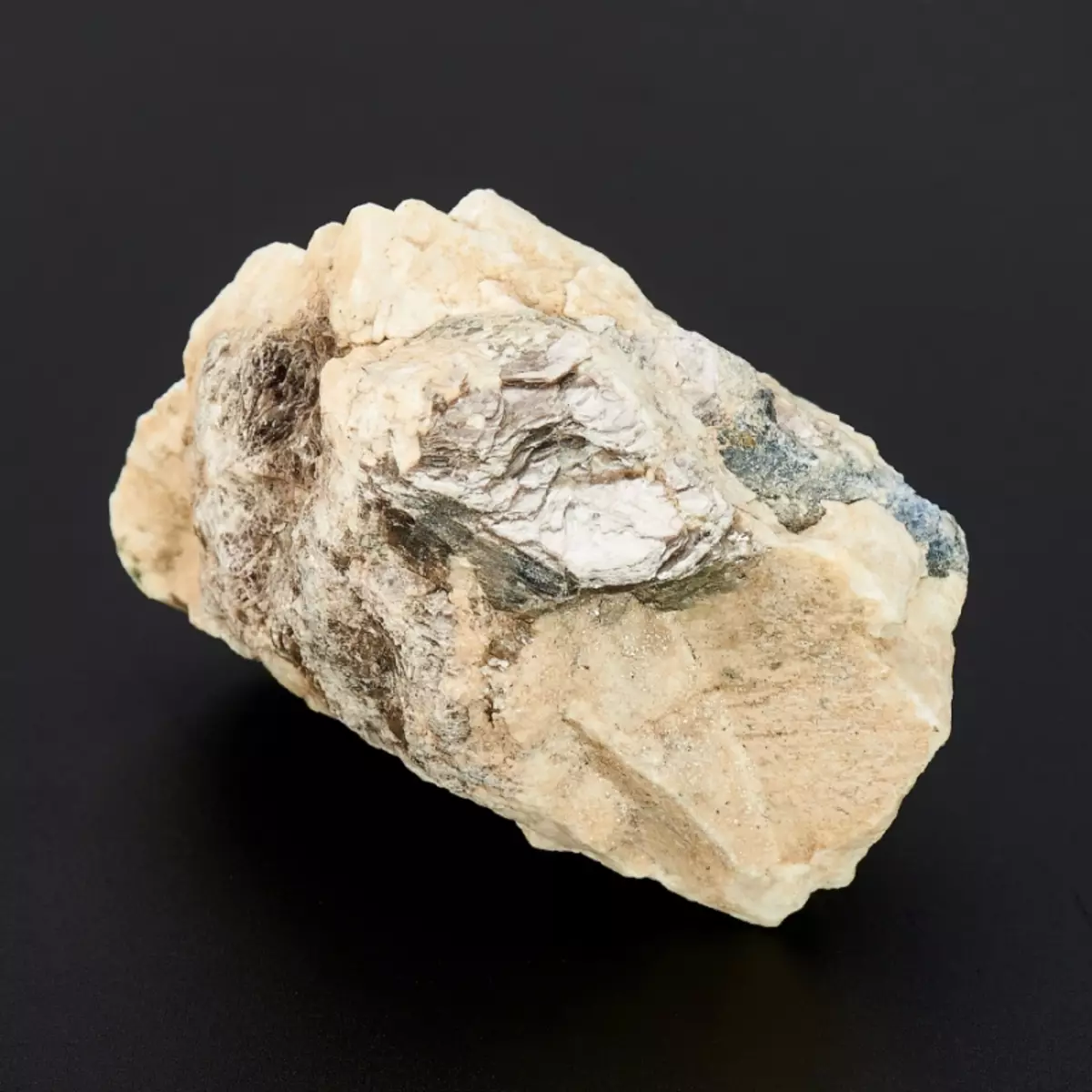 Corundum (41 fotos): què és? Propietats de la pedra preciosa. Aplicació en la fabricació de joies. Com distingir el corindum natural de sintètic? 3214_2