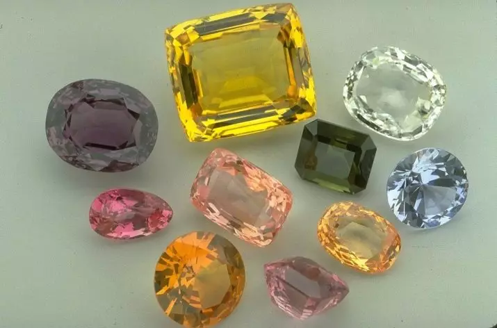 Corindone (41 foto): cos'è? Proprietà della gemma. Applicazione nella produzione di gioielli. Come distinguere il corindone naturale dal sintetico? 3214_5