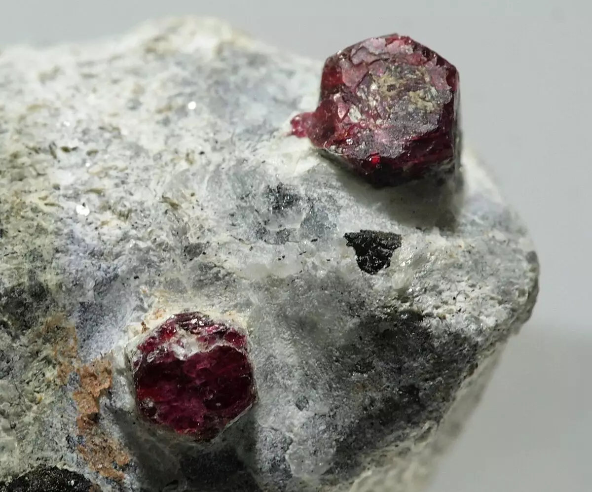 Corundum (41 foto): Çfarë është? Vetitë e gur i çmuar. Aplikimi në prodhimin e bizhuteri. Si të dalloni korund natyral nga sintetike? 3214_9