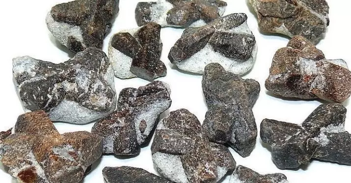 Strololit (21 сурет): Сиқырлы және тастардың сиқырлы және басқа қасиеттері, минералды құны 3220_2