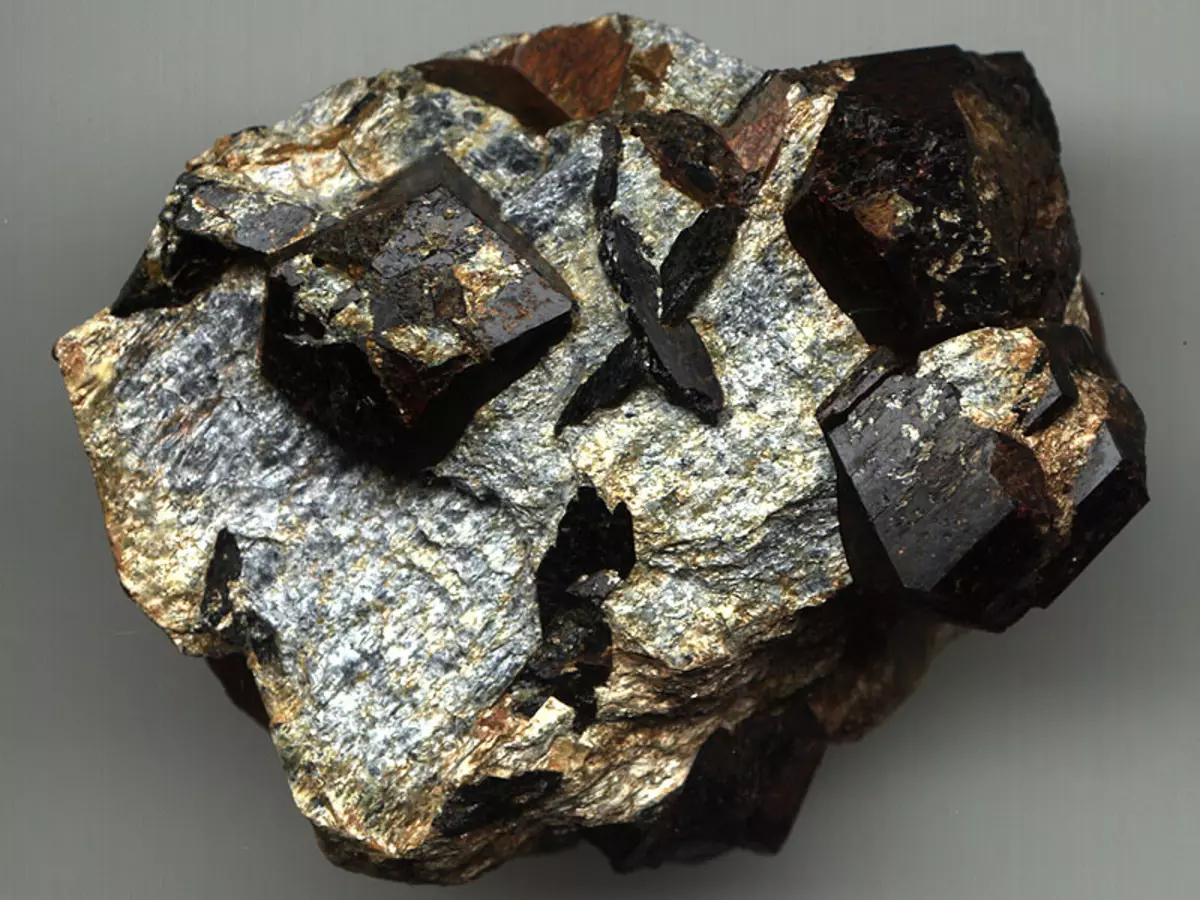 Strololit (21 сурет): Сиқырлы және тастардың сиқырлы және басқа қасиеттері, минералды құны 3220_4