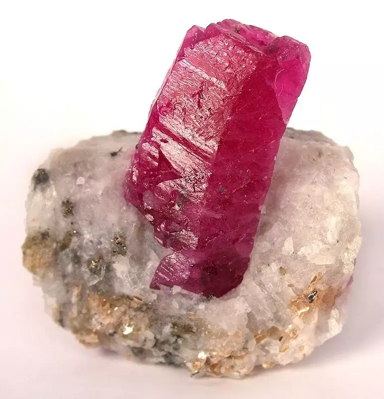 Ruby artificial (33 fotos): ¿Que é como é que o aspecto mineral hidrotérmico? Como na casa comprobar a pedra real sobre a autenticidade e distinguilo do sintético? 3223_11