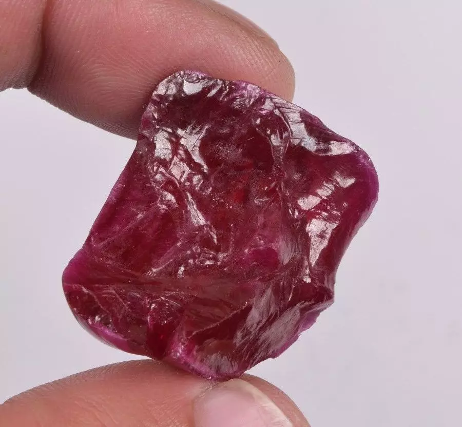 Ruby artificial (33 fotos): ¿Que é como é que o aspecto mineral hidrotérmico? Como na casa comprobar a pedra real sobre a autenticidade e distinguilo do sintético? 3223_12