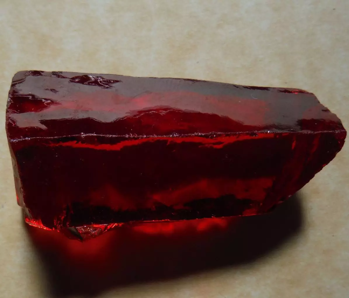 Ruby artificial (33 fotos): ¿Que é como é que o aspecto mineral hidrotérmico? Como na casa comprobar a pedra real sobre a autenticidade e distinguilo do sintético? 3223_13