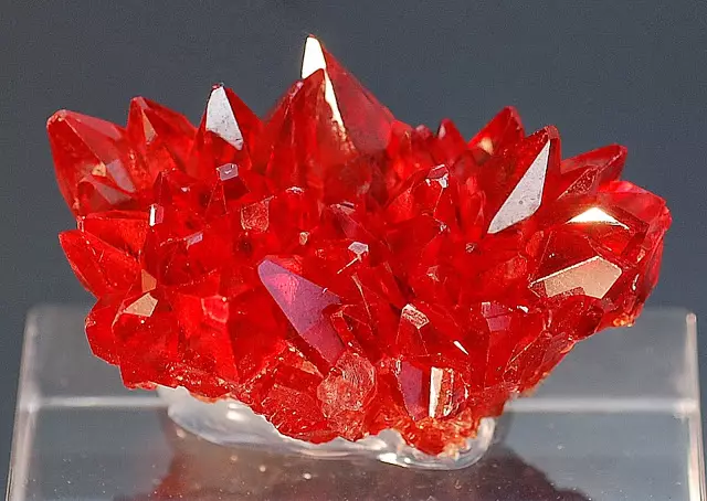 Ruby artificial (33 fotos): ¿Que é como é que o aspecto mineral hidrotérmico? Como na casa comprobar a pedra real sobre a autenticidade e distinguilo do sintético? 3223_15