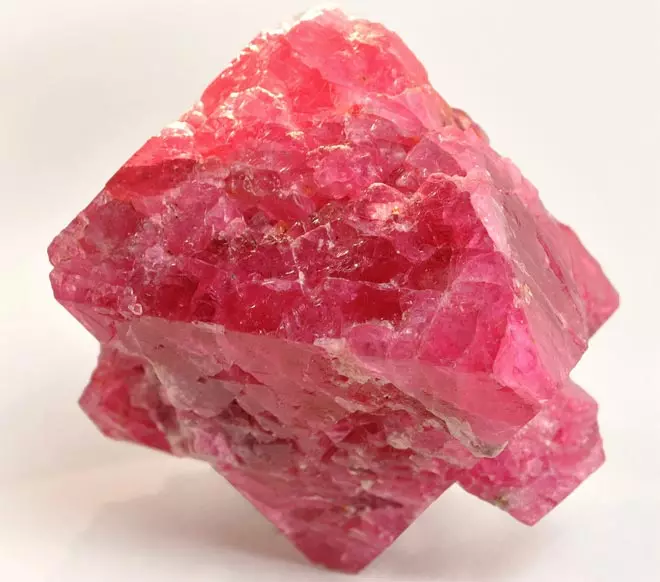 Yapay Ruby (33 Fotoğraf): Bu nedir ve hidrotermal mineral neye benziyor? Evde gerçek taşları özgünlük konusunda nasıl kontrol eder ve sentetikten ayırt eder? 3223_28