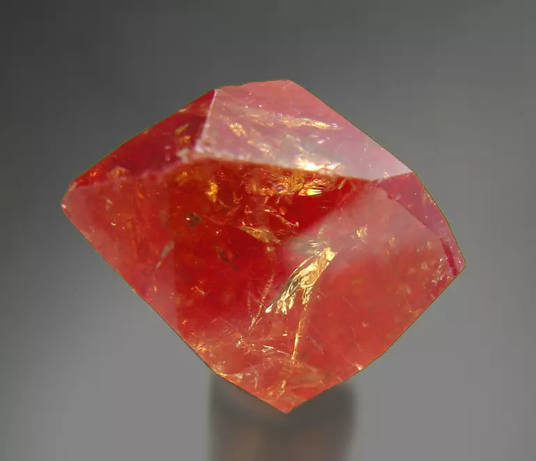 Yapay Ruby (33 Fotoğraf): Bu nedir ve hidrotermal mineral neye benziyor? Evde gerçek taşları özgünlük konusunda nasıl kontrol eder ve sentetikten ayırt eder? 3223_29