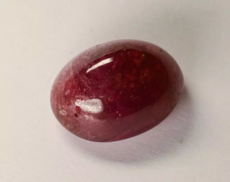 Ruby artificial (33 fotos): ¿Que é como é que o aspecto mineral hidrotérmico? Como na casa comprobar a pedra real sobre a autenticidade e distinguilo do sintético? 3223_3