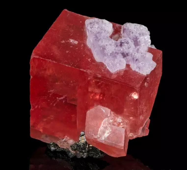 Ruby nhân tạo (33 hình ảnh): Nó là gì và khoáng chất thủy nhiệt trông như thế nào? Làm thế nào tại nhà kiểm tra đá thực sự về tính xác thực và phân biệt nó với tổng hợp? 3223_30