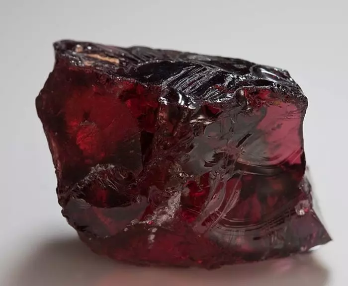 Kunstlik rubiin (33 fotot): Mis see on ja mida hüdrotermiline mineraal näeb välja? Kuidas kodus kontrollida tõelist kivi autentsuse ja eristada seda sünteetilisest? 3223_31