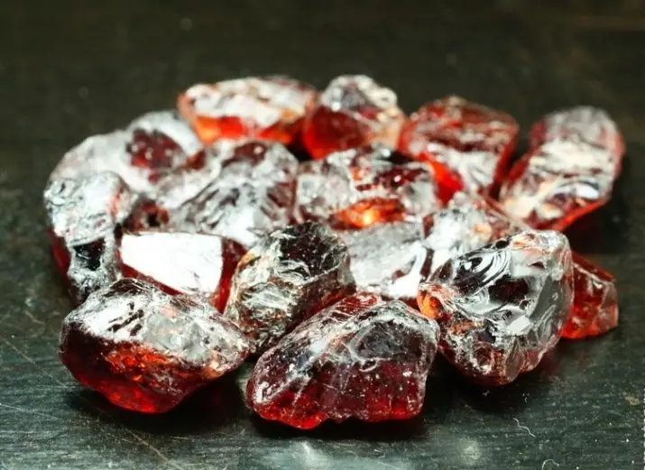 Ruby artificial (33 fotos): ¿Que é como é que o aspecto mineral hidrotérmico? Como na casa comprobar a pedra real sobre a autenticidade e distinguilo do sintético? 3223_32