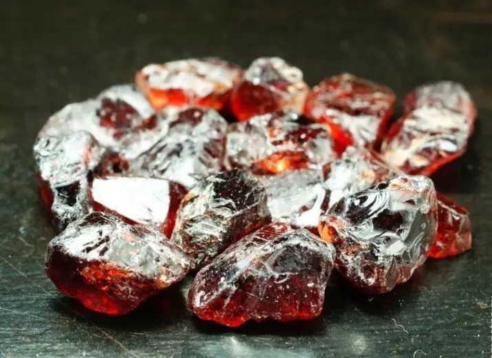 Yapay Ruby (33 Fotoğraf): Bu nedir ve hidrotermal mineral neye benziyor? Evde gerçek taşları özgünlük konusunda nasıl kontrol eder ve sentetikten ayırt eder? 3223_32