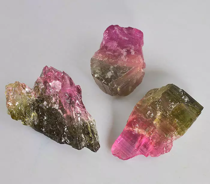 ทัวร์มาลีน (57 รูป): การรักษาและทรัพย์สินอื่น ๆ ของหินคุ้มค่ากับบุคคล การกระทำแร่บนร่างกาย คำอธิบายของหินสีเขียวและทัวร์มาลีนสีอื่น ๆ 3224_10