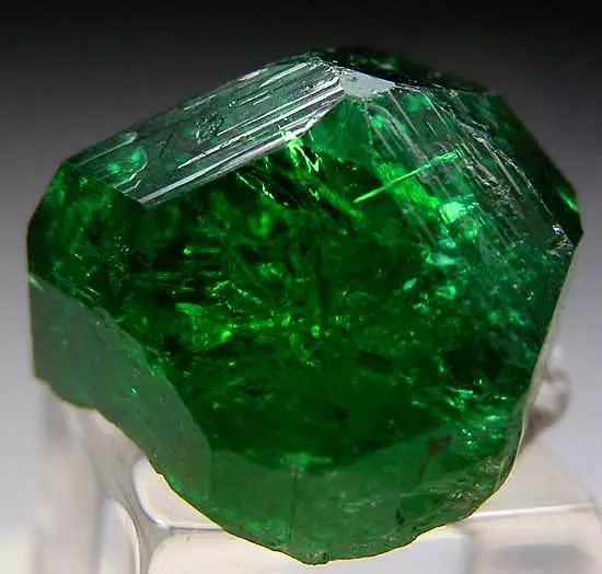 ทัวร์มาลีน (57 รูป): การรักษาและทรัพย์สินอื่น ๆ ของหินคุ้มค่ากับบุคคล การกระทำแร่บนร่างกาย คำอธิบายของหินสีเขียวและทัวร์มาลีนสีอื่น ๆ 3224_32