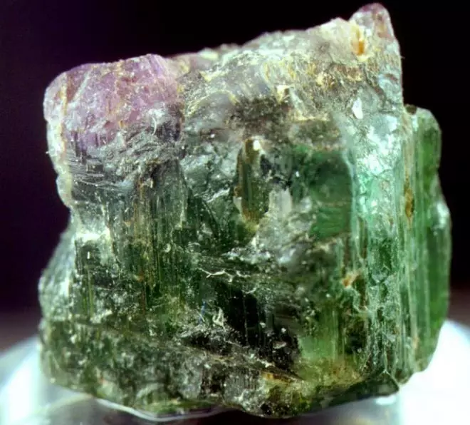 Тоурмалин (57 фотографија): Терапеутска и друга својства камена, његова вредност за особу. Минерална акција на телу. Опис зеленог камена и турмалина Остале боје 3224_33