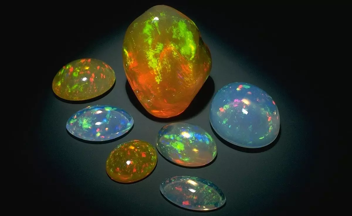 Opal (74 foton): Vad är det? Stenegenskaper. Beskrivning av den australiensiska och rosa, blåa och andra opala 3228_12