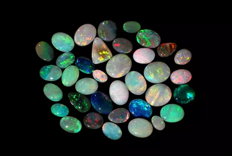 Opal (74 Foto): Apa itu? Sifat batu. Perihalan Australia dan merah jambu, biru dan lain-lain opala 3228_35