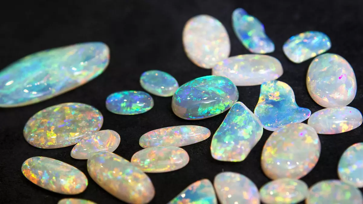 Opal (74 fotos): què és? Propietats de pedra. Descripció de l'Opala australiana i rosa, blava i d'altres 3228_36
