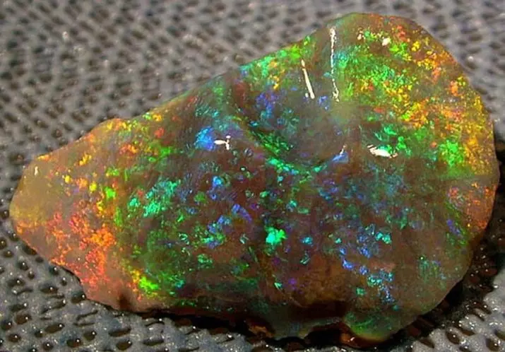 Opal (74 foton): Vad är det? Stenegenskaper. Beskrivning av den australiensiska och rosa, blåa och andra opala 3228_45