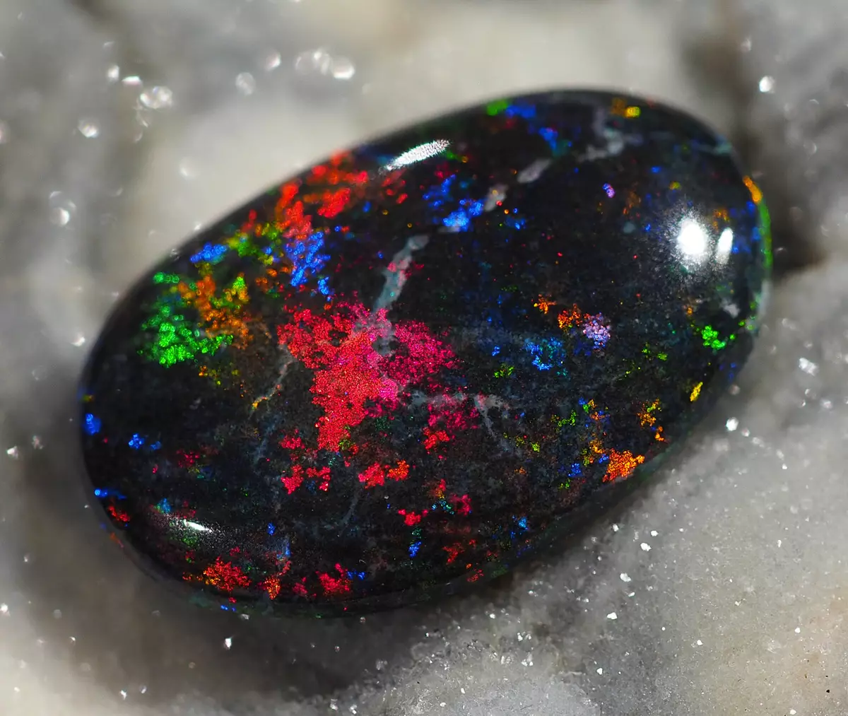 Opal (74 foton): Vad är det? Stenegenskaper. Beskrivning av den australiensiska och rosa, blåa och andra opala 3228_5