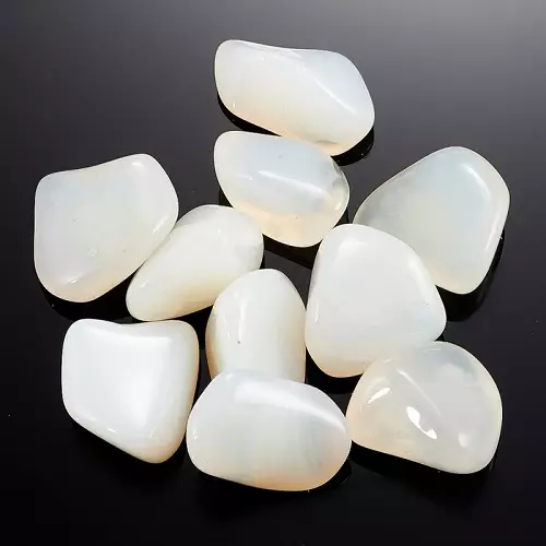 White precious at semi-precious stones (25 larawan): Natural transparent stones, na ginagamit sa paggawa ng alahas 3229_12