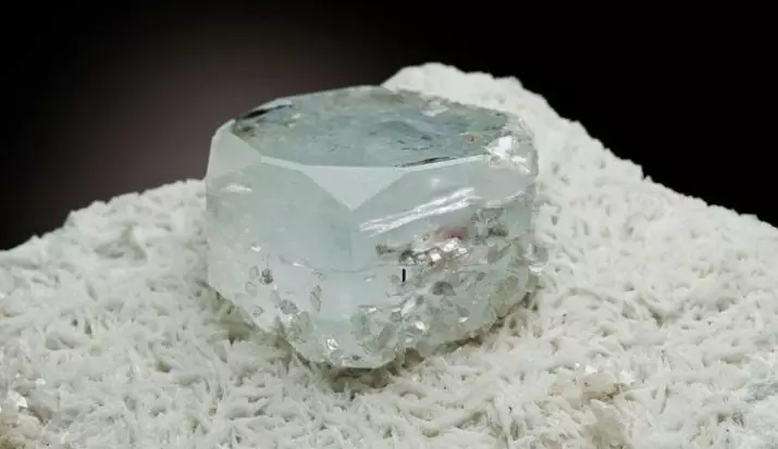 Bijele plemenitih i poludrago kamenje (25 slike): Prirodni transparentno kamenje, koje se koriste u proizvodnji nakita 3229_7