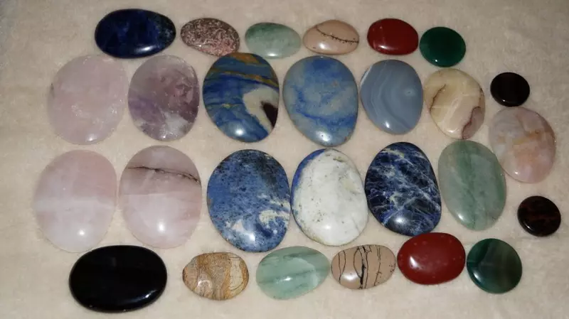 Оник (64 фотографије): Магија и друга својства камена, његова вредност за људе. Производи од оник. Опис камења белих и мермерних, ружичастих и других боја 3230_25