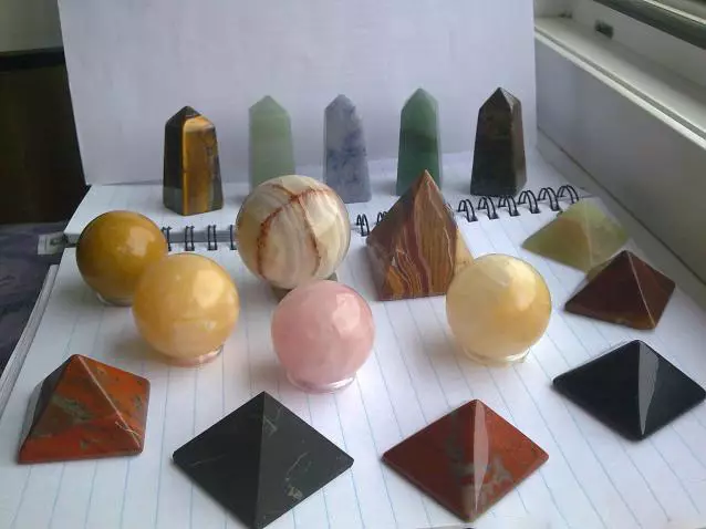Onyx (64 billeder): Magic og andre egenskaber af sten, dens værdi for mennesker. Produkter fra onyx. Beskrivelse af sten af ​​hvide og marmor, lyserøde og andre farver 3230_56