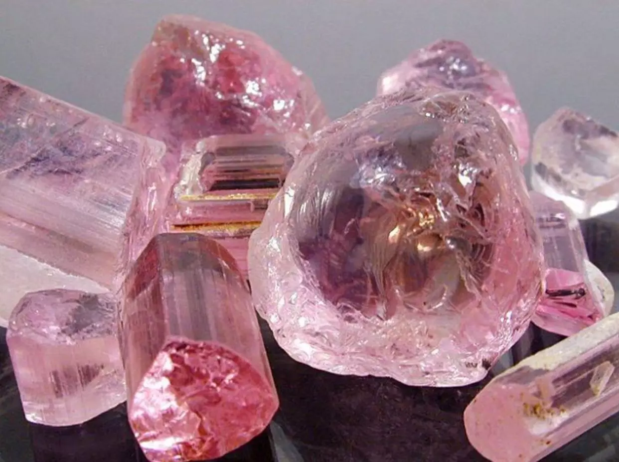 Розовый турмалин Кристаллы