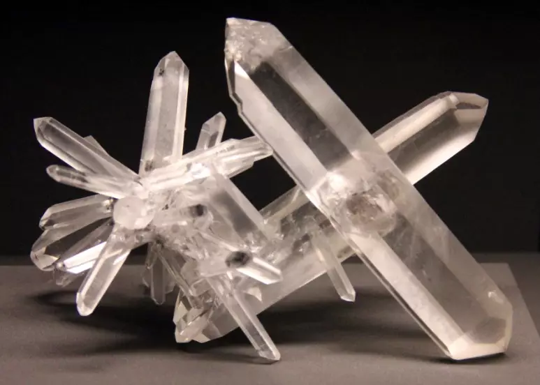 Кристал (42 фотографии): Што е тоа? Магија и други својства на камен. Како изгледа транспарентен кварц? Како да се разликува кристал од стакло? 3233_10