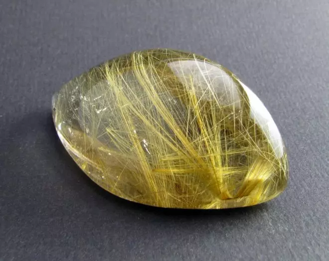 Кристал (42 фотографии): Што е тоа? Магија и други својства на камен. Како изгледа транспарентен кварц? Како да се разликува кристал од стакло? 3233_16