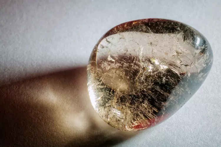 Кристал (42 фотографии): Што е тоа? Магија и други својства на камен. Како изгледа транспарентен кварц? Како да се разликува кристал од стакло? 3233_19