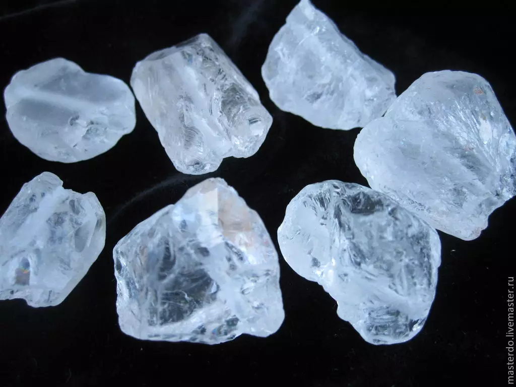 Кристал (42 фотографии): Што е тоа? Магија и други својства на камен. Како изгледа транспарентен кварц? Како да се разликува кристал од стакло? 3233_24