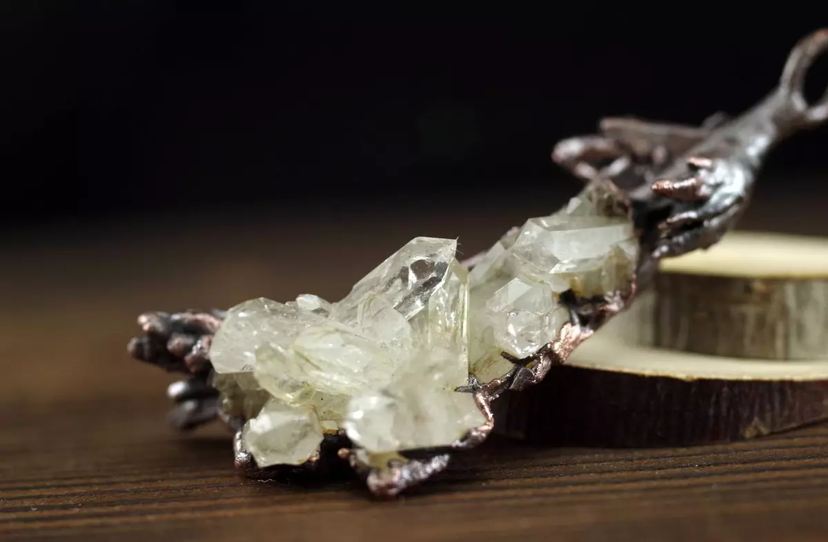 Кристал (42 фотографии): Што е тоа? Магија и други својства на камен. Како изгледа транспарентен кварц? Како да се разликува кристал од стакло? 3233_26