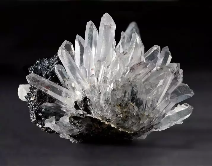 Кристал (42 фотографии): Што е тоа? Магија и други својства на камен. Како изгледа транспарентен кварц? Како да се разликува кристал од стакло? 3233_6