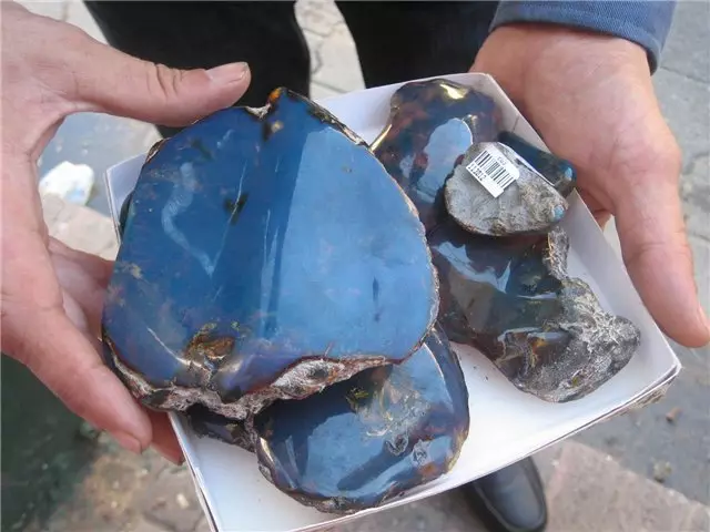 Blue Amber (23 фотографии): Својства на синиот Доминикански килибар. Кој го прави тоа? 3234_7