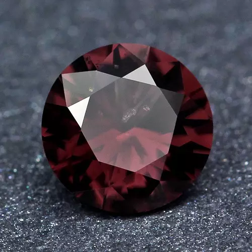 Ruby Stone (55 gambar): Apa yang kelihatan seperti mineral dan siapa yang sesuai? Ciri-ciri sihir batu semula jadi warna merah jambu merah. Di manakah pelbagai corundum? 3240_13