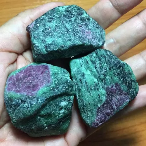 Ruby Stone (55 fotot): Mida mineraal näeb välja ja kes sobib? Red-roosa värvi looduslike kivide maagilised omadused. Kus on korundi mitmekesisus? 3240_14