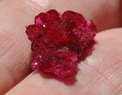 Batu ruby ​​(55 Poto): Naon anu katingali mineral sareng anu cocog sareng? Sipat sihir tina batu alami warna beureum-ank. Dimana rupa-rupa corurum? 3240_17