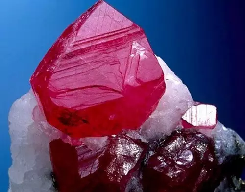 Ruby Stone（55張）：礦物質的樣子和誰適合誰？紅粉色自然石的魔法特性。剛玉在哪裡？ 3240_19