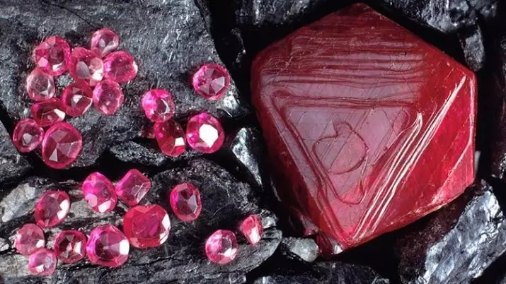 Ruby Stone (55 photos): Qu'est-ce que les minéraux ressemblent et qui conviennent? Propriétés magiques des pierres naturelles de couleur rose rouge. Où est la variété de corindon? 3240_2