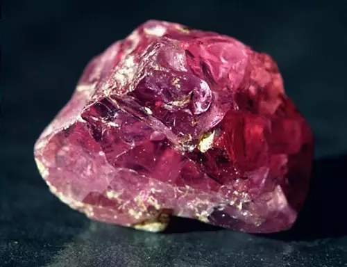 Ruby Stone (55 gambar): Apa yang kelihatan seperti mineral dan siapa yang sesuai? Ciri-ciri sihir batu semula jadi warna merah jambu merah. Di manakah pelbagai corundum? 3240_21