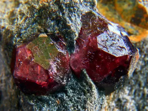 Ruby Stone (55 photos): Qu'est-ce que les minéraux ressemblent et qui conviennent? Propriétés magiques des pierres naturelles de couleur rose rouge. Où est la variété de corindon? 3240_27
