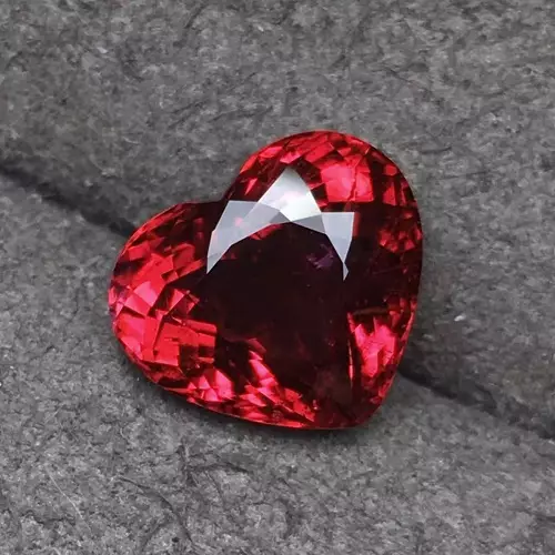 Ruby Stone (55 fotot): Mida mineraal näeb välja ja kes sobib? Red-roosa värvi looduslike kivide maagilised omadused. Kus on korundi mitmekesisus? 3240_35
