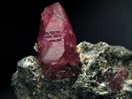 Ruby Stone（55張）：礦物質的樣子和誰適合誰？紅粉色自然石的魔法特性。剛玉在哪裡？ 3240_4